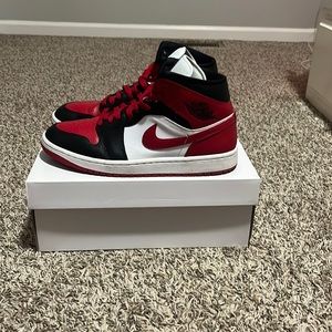 Used WMNS Air Jordan 1 Mid Size 10.5